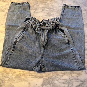 Zara women paper bag jeans in ligh/medium blue wash size 4us 36eur elastic waist